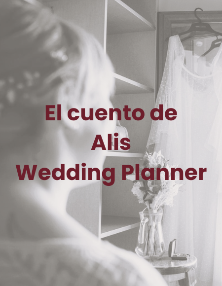 Vestido de novia colgado junto al ramo antes del comienzo de la boda