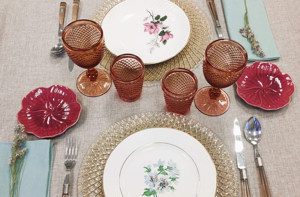 Decoración de mesa de boda diseñada por wedding planner con estilo romántico y detalles florales.