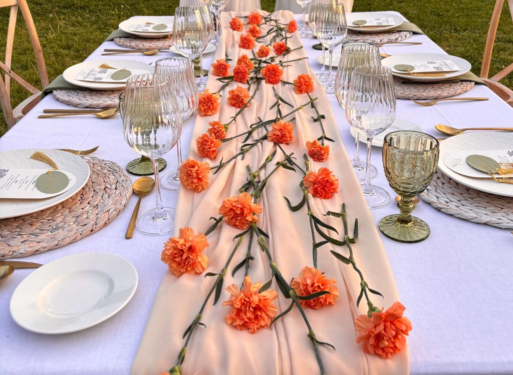 Decoración floral para mesa de boda con claveles en tonos coral