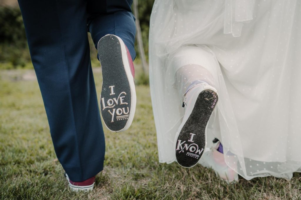 Detalle de los zapatos personalizados de los novios durante una boda en Ávila
