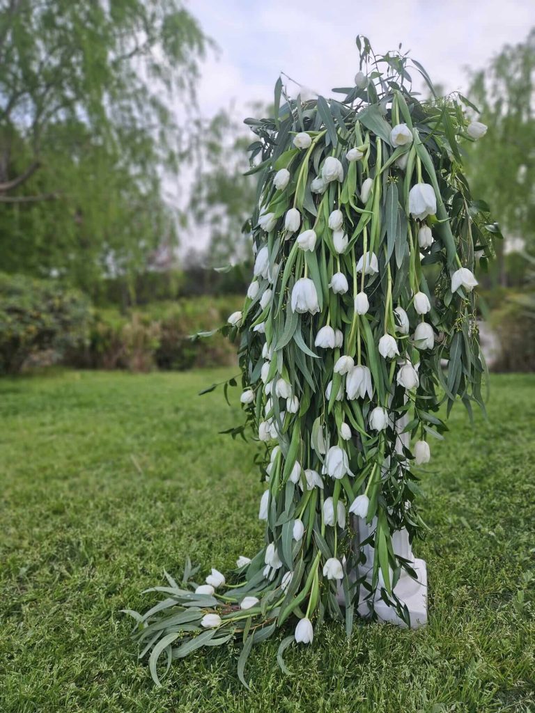 Composición floral para ceremonia de boda con tulipanes blancos en cascada