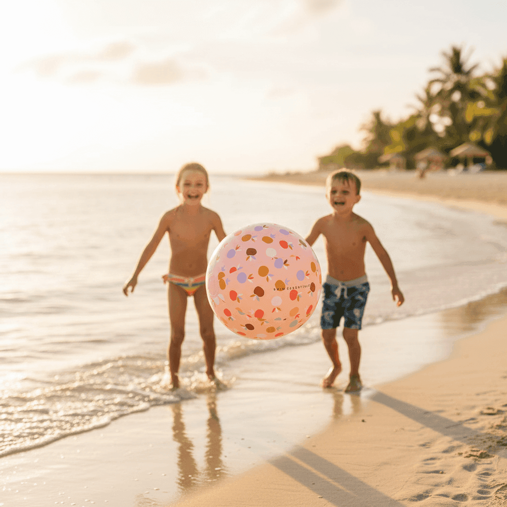 niños en la orilla jugando con la pelota