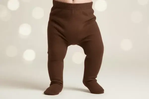 bebé con polaina de color marrón chocolate