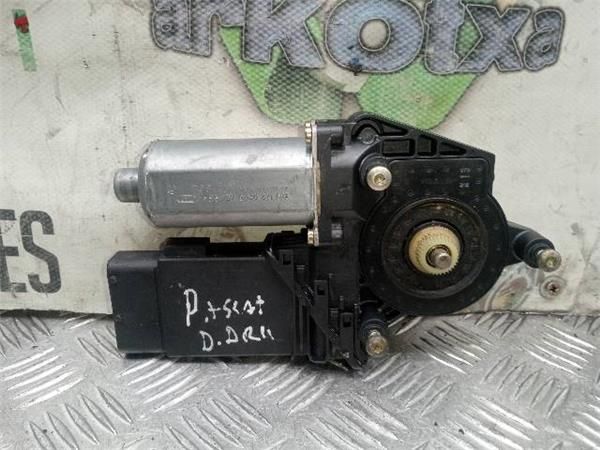 MOTOR ELEVALUNAS DEL. DCHO. Volkswagen Passat 1.9 TDI (B5) (3B2) 110CV (1996-2000) (81 KW) - 31641 / AFN/AVG