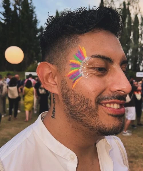 Chico pintado en glitter bar