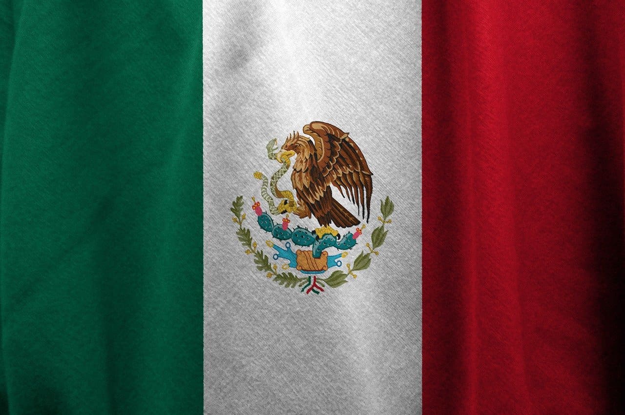 Foto de como tramitar una herencia en méxico desde españa y que aparece la imágen de la bandera de México.