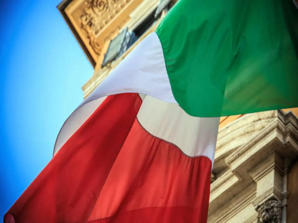 herencia en Italia, aparece la bandera de italia en una calle