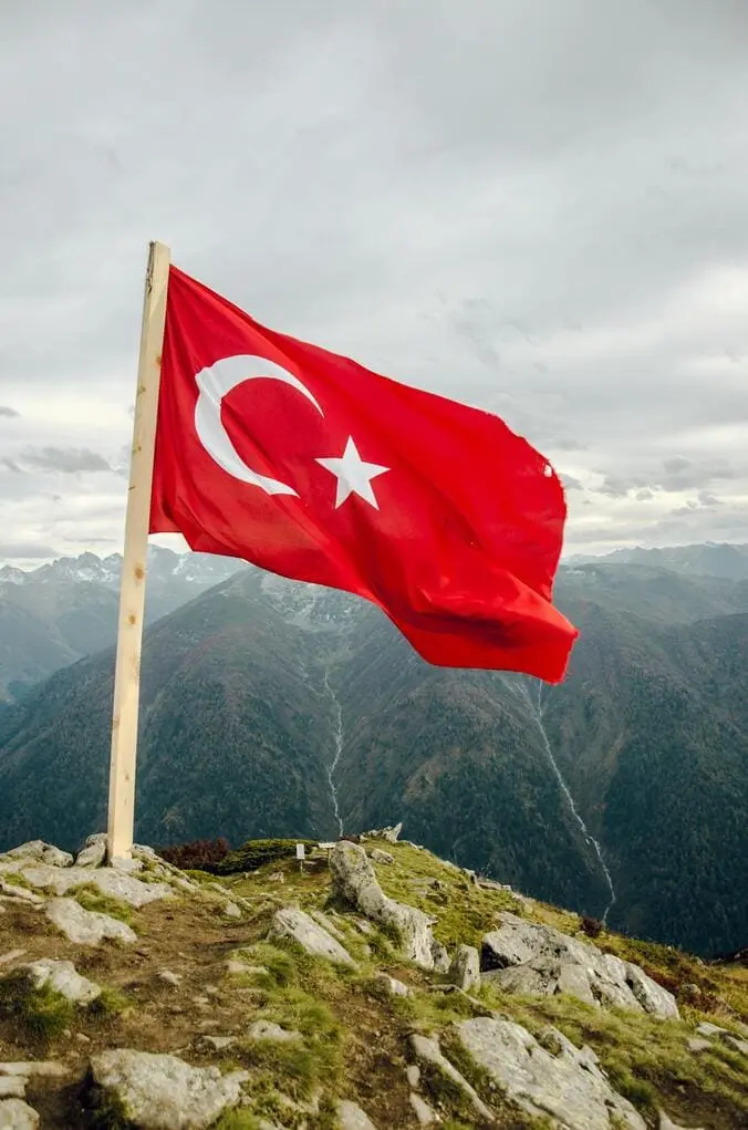 Herencia en Turquía, aparece la bandera de este país e una montaña