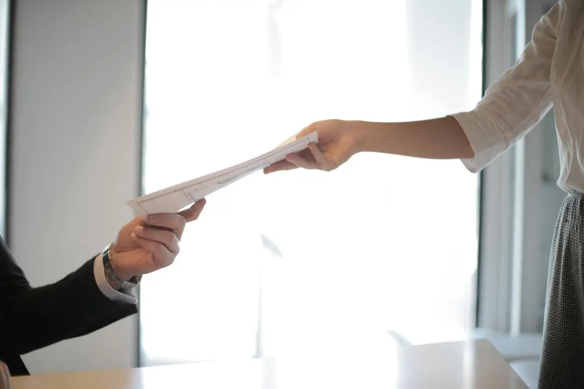 entregando documentos para renunciar a una herencia