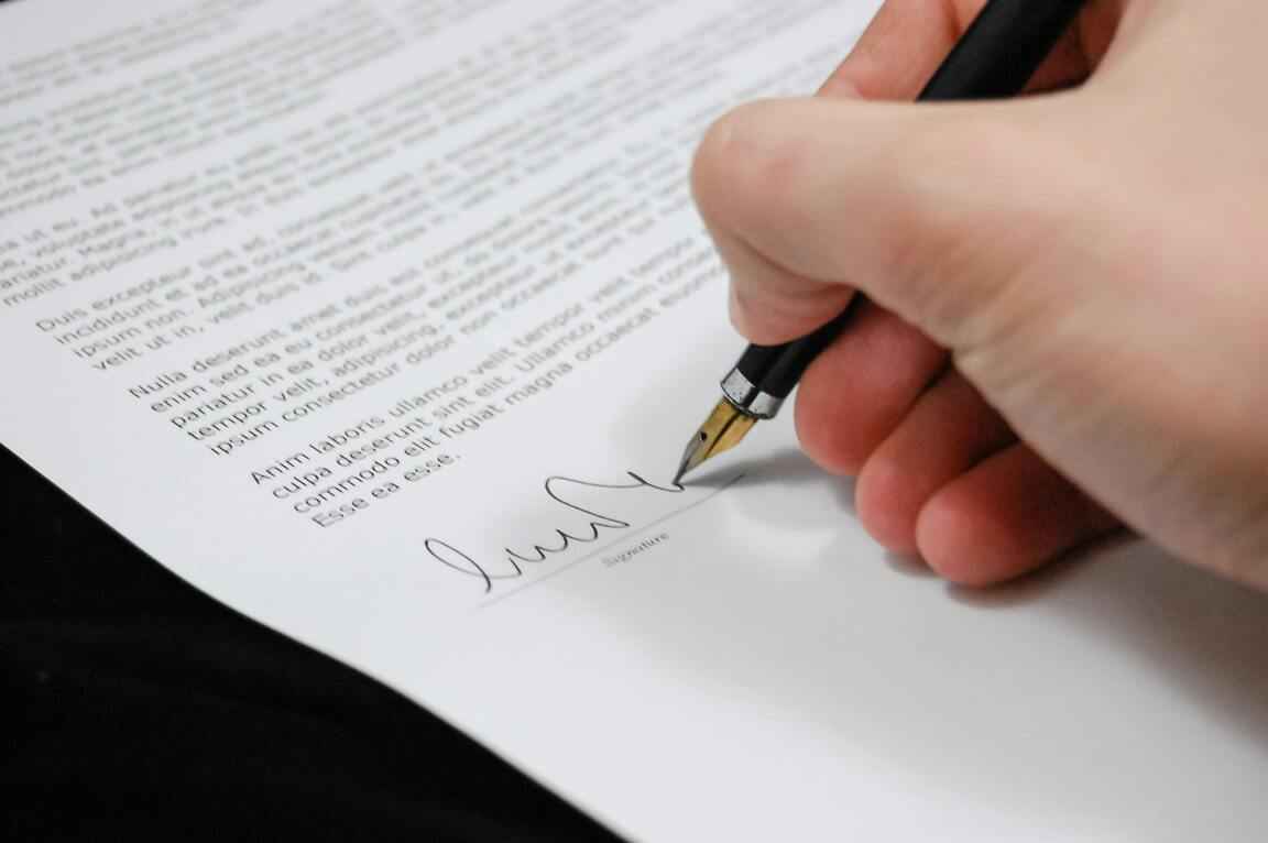 firmando para renunciar a una herencia sin testamento