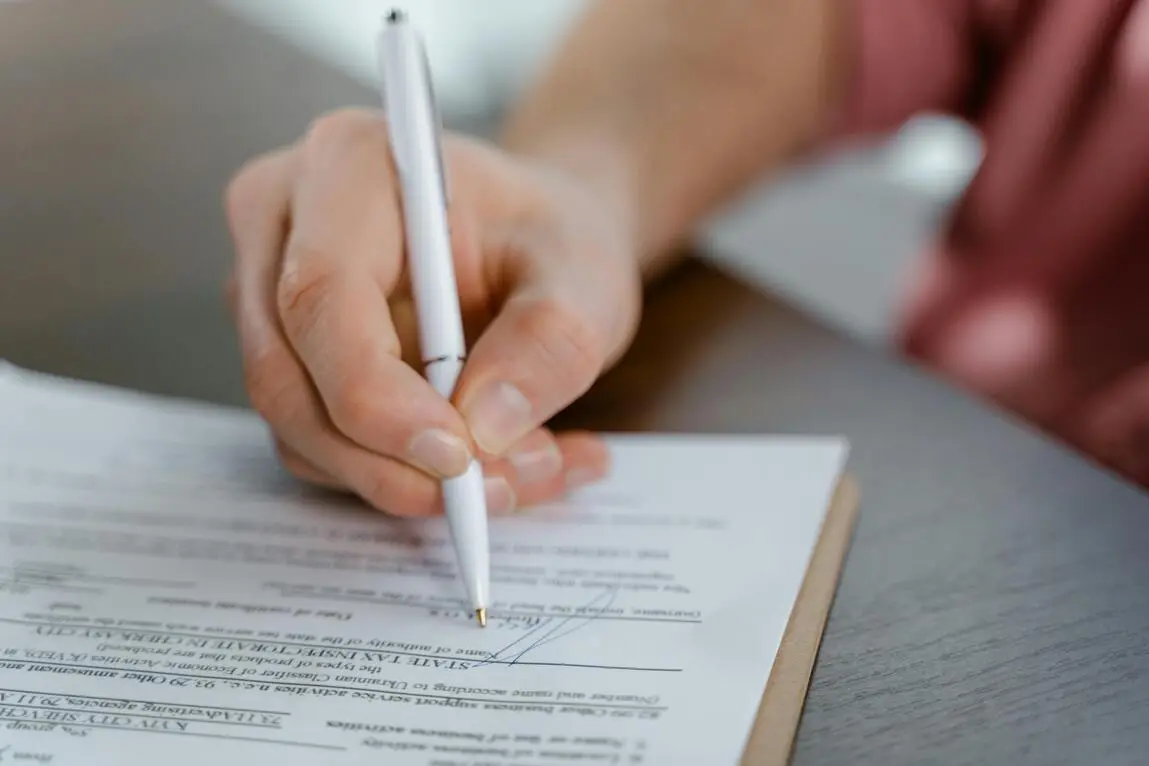 firmando para la venta de derechos hereditarios fiscalidad
