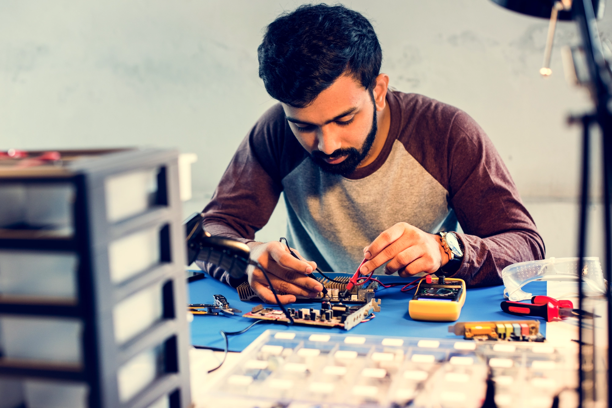 Tecnico realizando soldadura en placa electrónica