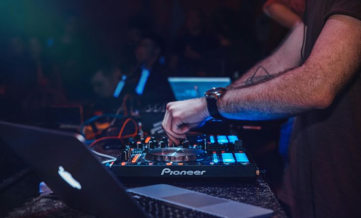 Cuánto cobra un dj en una boda