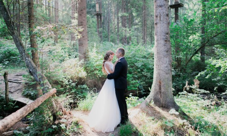 Celebrar una boda en el bosque