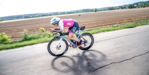 Judith Corachán rueda con los colores del ANB Triathlon Team.