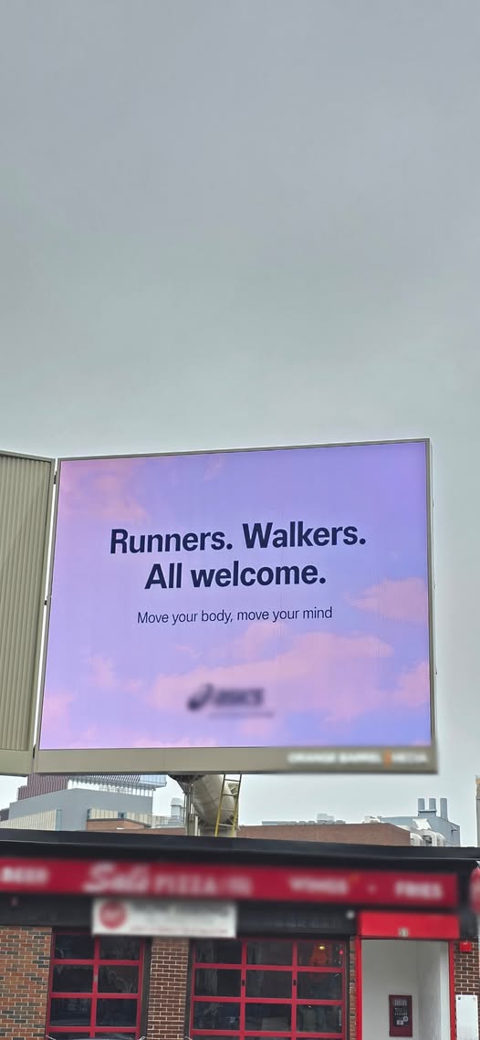 Asics cartel Maratón de Boston en respuesta a Nike