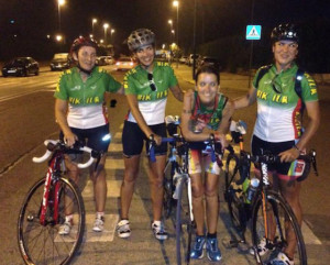 Ivi, Vane y Marisa del club Bikila con Raquel en su II Half Triatlón Sevilla raquel