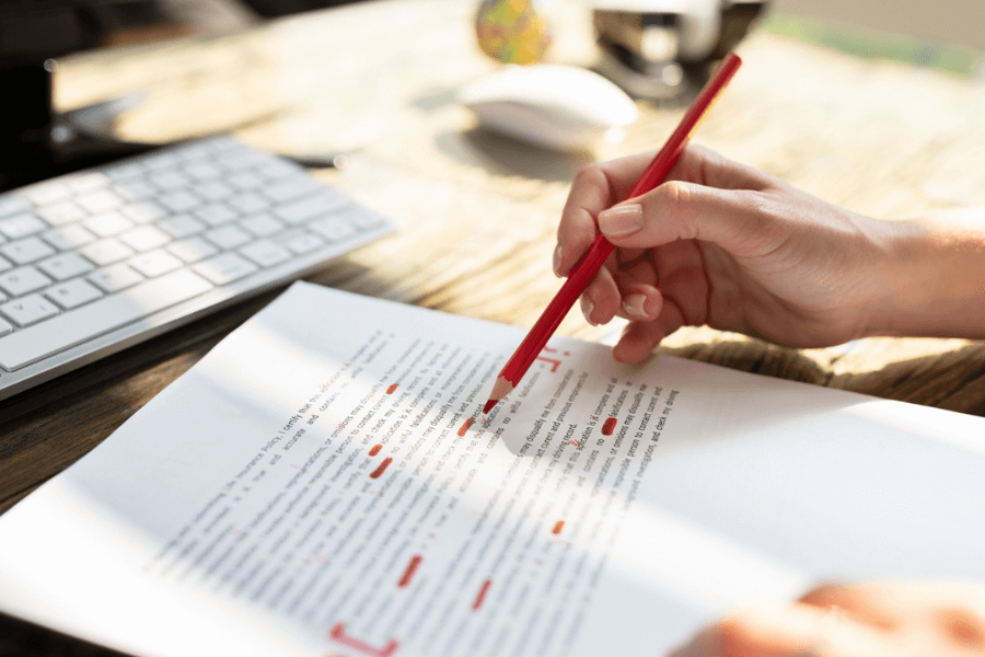 Persona haciendo correcciones sobre un texto