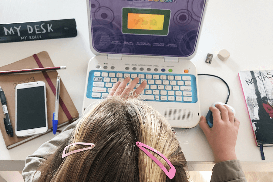 Niña utilizando un ordenador portatil infantil