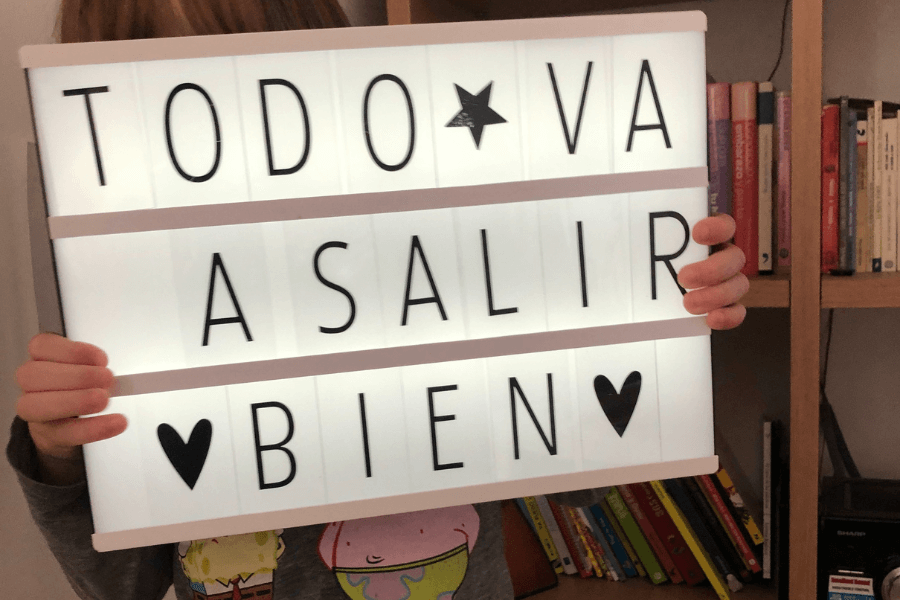 Caja de luz con la frase todo va a salir bien