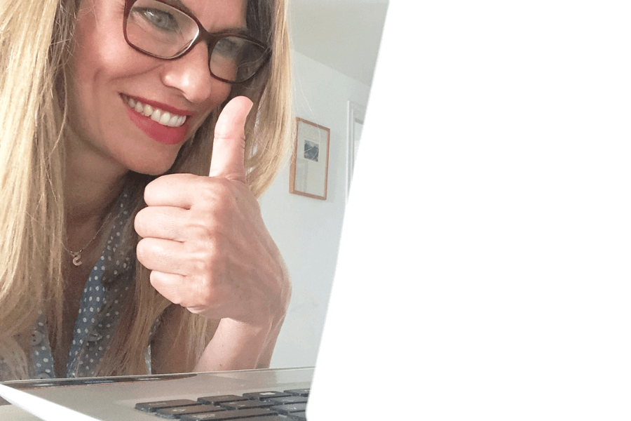 Persona haciendo una videollamada