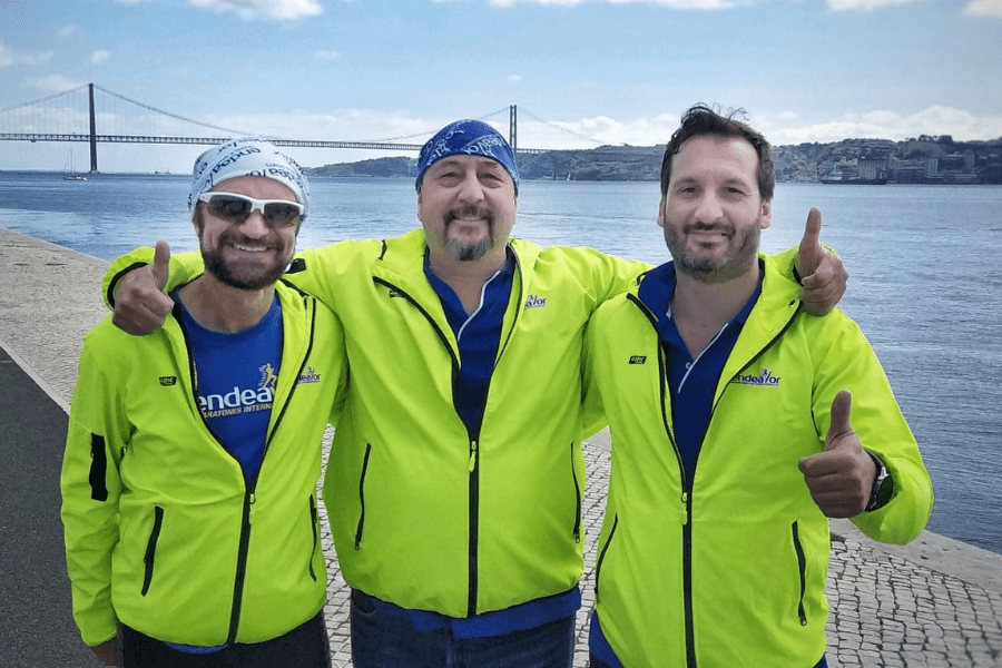 Corredores posando tras una maratón