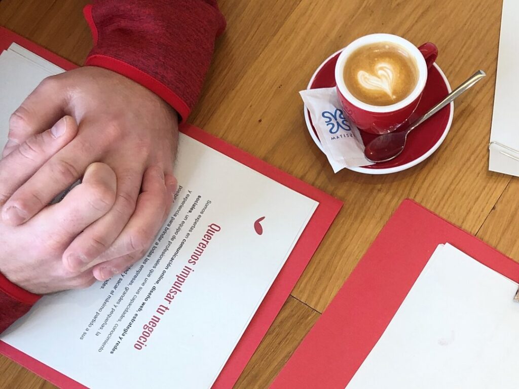 Una mesa de reuniones con un café