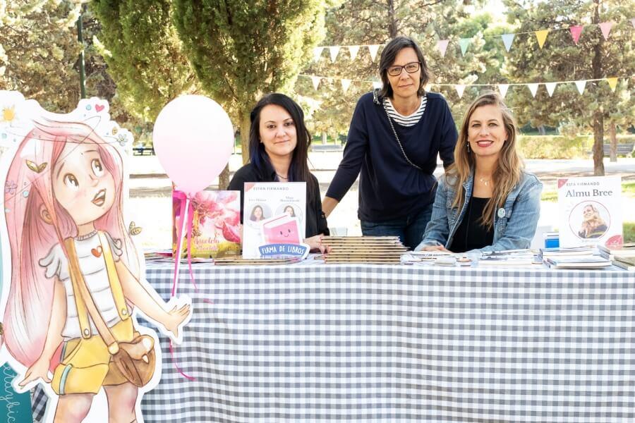 Mary Illustrafavole, Almu Bree y Laura González en la mesa de Zsa Zsa Zsú Ediciones durante la XI Feria del Libro Aragonés 2023