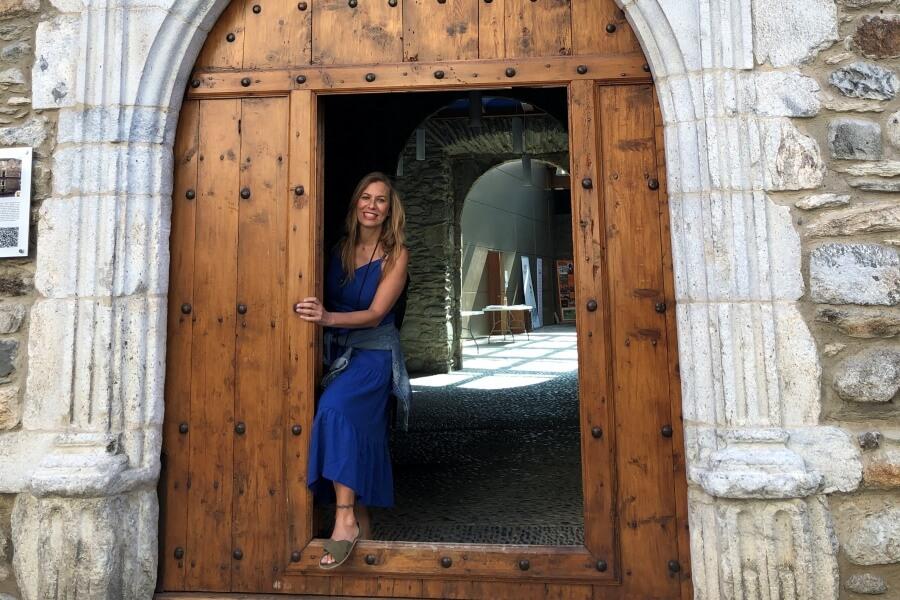 Almu Bree en la puerta del Palacio de los Condes de la Ribagorza en Benasque