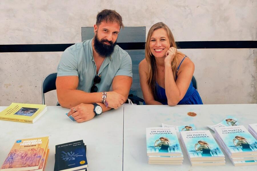 Los escritores Almu Bree y Sergio Royo en el evento Huesa Lee en Huesa del Común Teruel