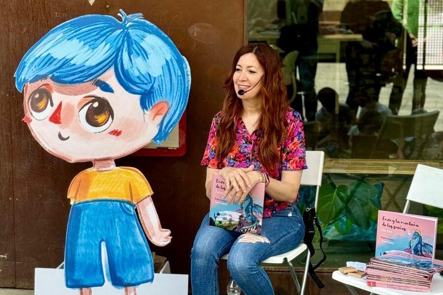 Pat MM lee su cuento Enzo y la montaña de los sueños en un cuentacuentos