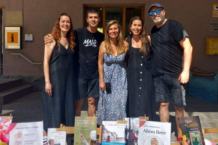 Las escritoras Almu Bree, Pat MM y Clara Fuertes posan con otros autores en la Feria del Libro de Canfranc