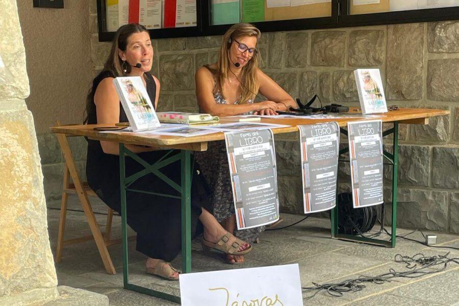 La escritora Clara Fuertes presenta su novela Me enamoró una lágrima en la Feria del Libro de Canfranc acompañada por Almu Bree