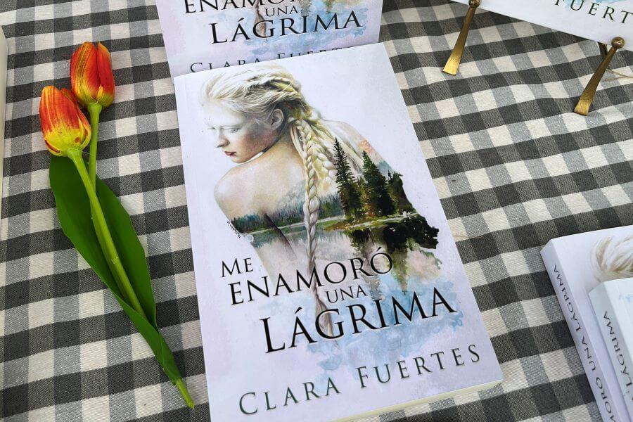 Ejemplares de la novela Me enamoró una lágrima de la escritora Clara Fuertes