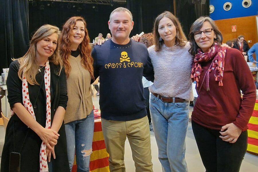 Las escritoras Almu Bree, Pat MM, Inés Manso, la editora Laura González de Zsa Zsa Zsú Ediciones y el filmaker Antoine Valdovin en la Feria del Libro Aragonés de la Almozara
