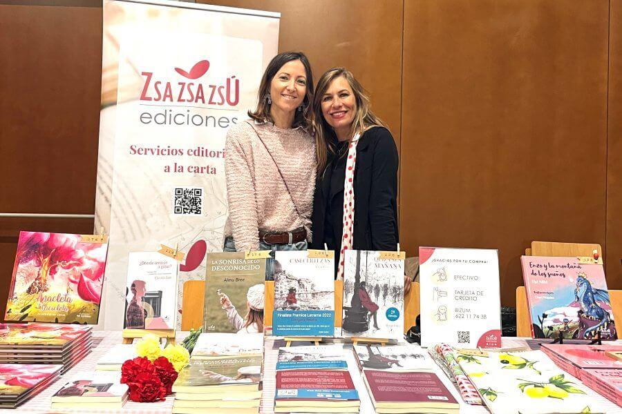 Las escritoras Almu Bree e Inés Manso posan en el stand de Zsa Zsa Zsú Ediciones en la Feria del Libro Aragonés de la Almozara