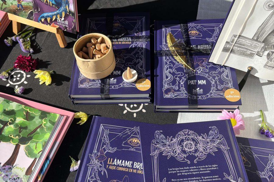 Ejemplares del libro de poemas Llámame bruja de Pat MM