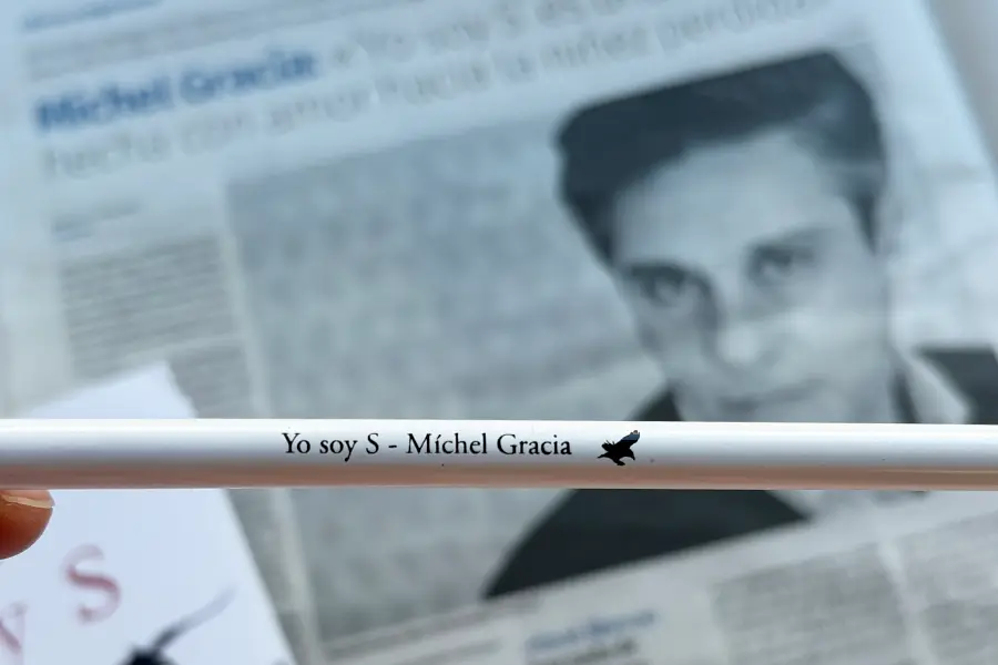 Lápiz con el título de la novela Yo soy S